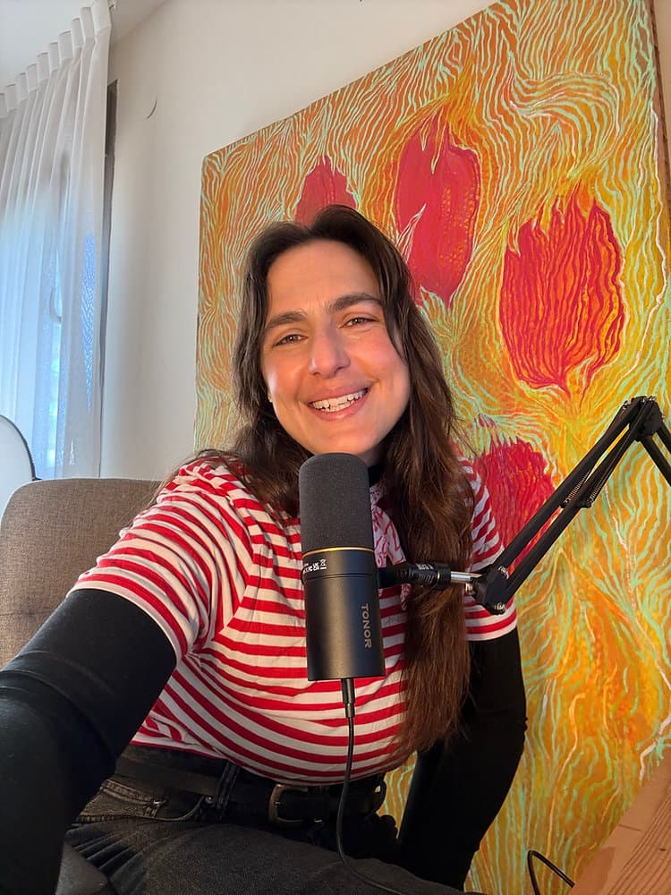 האלגוריתם האנושי בפעולה: למה העובדה שאני לא מומחית סאונד היא כוח העל שלי? (וסקירה על ה-Tonor TD510)